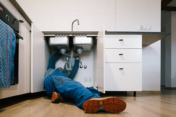 Professional Emergency Plumber technician working in Dawson, TX
